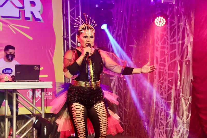 Forro Tudão embalou o fim de tarde com muito  axé e alegria  <div class='credito_fotos'>Foto: Gisele Souza &nbsp;&nbsp;|&nbsp;&nbsp; <a href='/midias/2021/originais/7219_f0824004-d93a-10b0-54c6-2dd173661d92.jpg' download><i class='fa-solid fa-download'></i> Download</a></div>