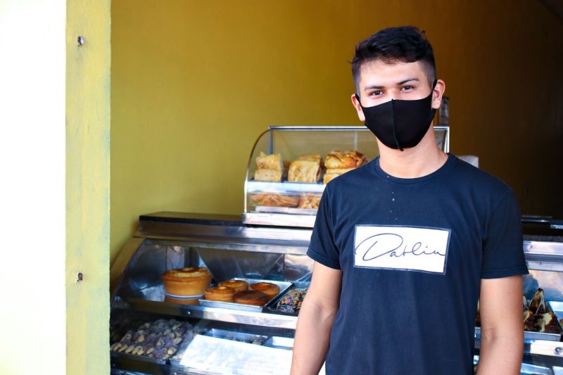 Cleiton Maia tem uma panificadora às margens da avenida e nunca tinha visto serviços na área. Ele aprovou a iniciativa da Prefeitura de Benevides 