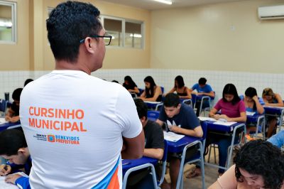 notícia: Estudantes fazem a prova do Processo Seletivo para o Aprova Benevides 2023