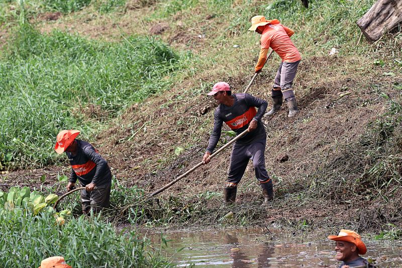 LIMPEZA DO IGARAPÉ QUEBRA GALHO <div class='credito_fotos'>Foto: Márcio Souza &nbsp;&nbsp;|&nbsp;&nbsp; <a href='/midias/2024/originais/7745_0505a806-9964-0ef8-8dc8-2cfb25a632a9.jpg' download><i class='fa-solid fa-download'></i> Download</a></div>