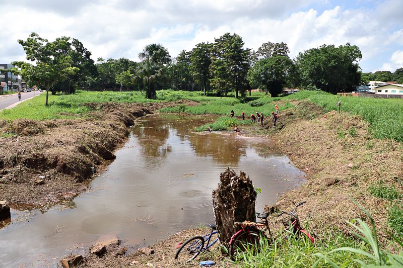 LIMPEZA DO IGARAPÉ QUEBRA GALHO <div class='credito_fotos'>Foto: Márcio Souza &nbsp;&nbsp;|&nbsp;&nbsp; <a href='/midias/2024/originais/7745_62bb0a68-2c26-528a-d8a4-89d8d17c07db.jpg' download><i class='fa-solid fa-download'></i> Download</a></div>