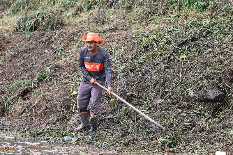 LIMPEZA DO IGARAPÉ QUEBRA GALHO <div class='credito_fotos'>Foto: Márcio Souza &nbsp;&nbsp;|&nbsp;&nbsp; <a href='/midias/2024/originais/7745_6a733893-b6bd-9d5b-a670-3373d50f6b2b.jpg' download><i class='fa-solid fa-download'></i> Download</a></div>