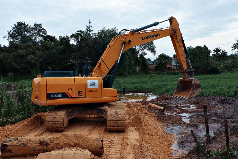 LIMPEZA PROFUNDA DO IGARAPÉ <div class='credito_fotos'>Foto: Márcio Souza &nbsp;&nbsp;|&nbsp;&nbsp; <a href='/midias/2024/originais/7756_05edfd7d-5566-a105-e49f-4ab567a60f54.jpg' download><i class='fa-solid fa-download'></i> Download</a></div>