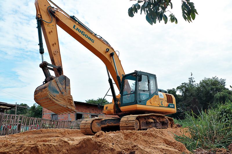 LIMPEZA PROFUNDA DO IGARAPÉ <div class='credito_fotos'>Foto: Márcio Souza &nbsp;&nbsp;|&nbsp;&nbsp; <a href='/midias/2024/originais/7756_cb662ae8-fecc-9a05-3b7a-487dcd33e121.jpg' download><i class='fa-solid fa-download'></i> Download</a></div>