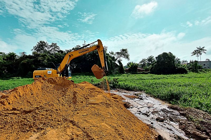 CONTINUAÇÃO DA LIMPEZA DO IGARAPÉ DO BELO JARDIM <div class='credito_fotos'>Foto: Márcio Souza &nbsp;&nbsp;|&nbsp;&nbsp; <a href='/midias/2024/originais/7759_7c7f54d3-e58a-79d9-33d9-f47eace83a80.jpg' download><i class='fa-solid fa-download'></i> Download</a></div>