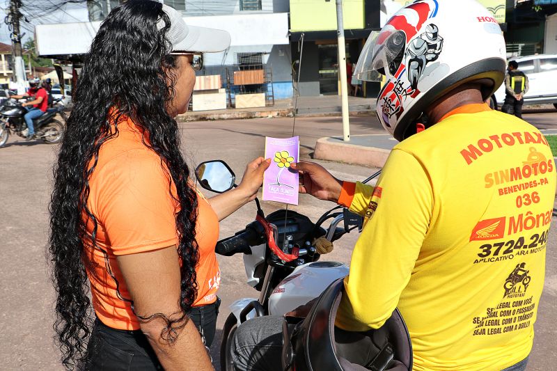 Panfletagem no Centro comercial <div class='credito_fotos'>Foto: Márcio Souza &nbsp;&nbsp;|&nbsp;&nbsp; <a href='/midias/2024/originais/7938_203394ed-63c2-ac82-aea9-4fd9864e5df5.jpg' download><i class='fa-solid fa-download'></i> Download</a></div>