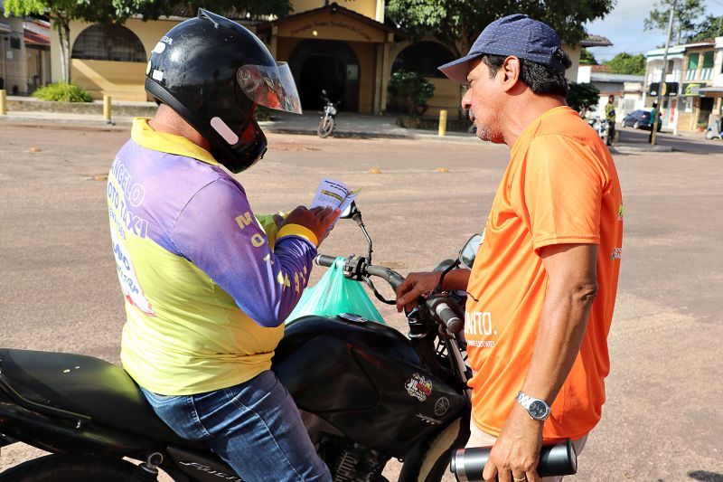 Panfletagem no Centro comercial <div class='credito_fotos'>Foto: Márcio Souza &nbsp;&nbsp;|&nbsp;&nbsp; <a href='/midias/2024/originais/7938_76d3e517-04d3-f7fb-a85c-54e3dd393a33.jpg' download><i class='fa-solid fa-download'></i> Download</a></div>