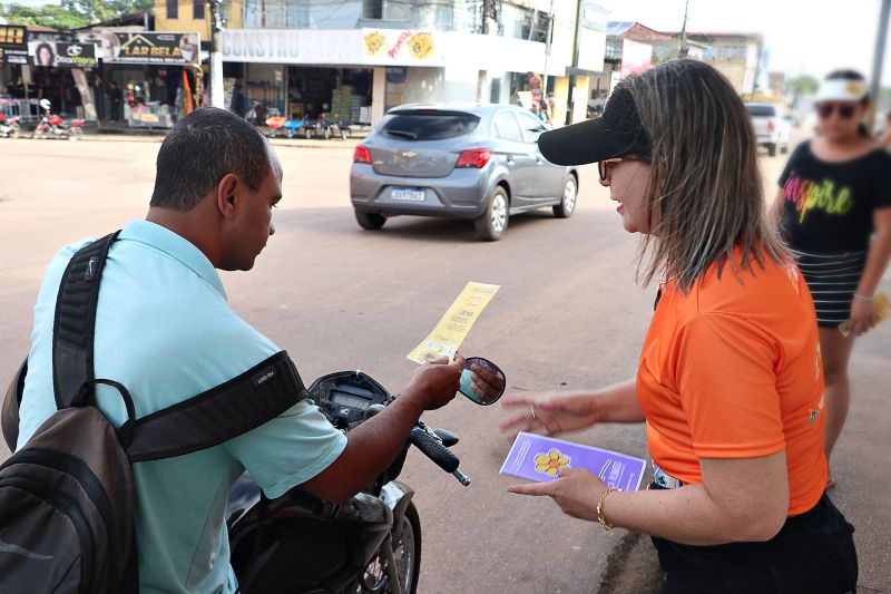 Panfletagem no Centro comercial <div class='credito_fotos'>Foto: Márcio Souza &nbsp;&nbsp;|&nbsp;&nbsp; <a href='/midias/2024/originais/7938_92e1781b-1b57-e7d0-3b7a-da7f17b8f0b0.jpg' download><i class='fa-solid fa-download'></i> Download</a></div>