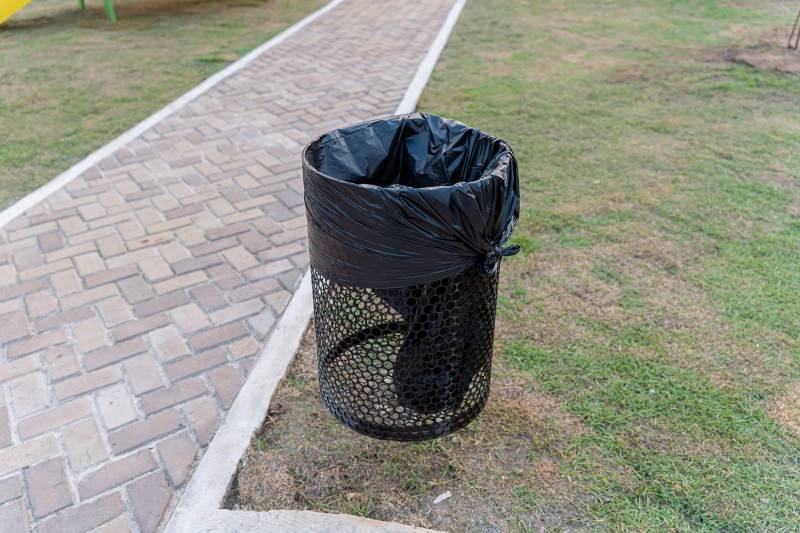 A praça foi equipada com lixeiras para desenvolver a educação ambiental