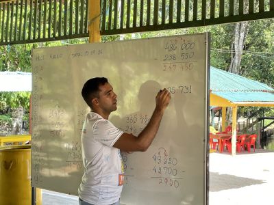 notícia: SEMED realiza aulas de reforço itinerante para os alunos do 8º ano da Rede Municipal de Ensino 