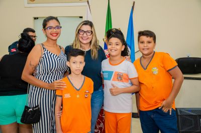 notícia: Alunos da Rede Municipal são certificados pelo Programa Educacional de Resistência às Drogas e à Violência (PROERD)