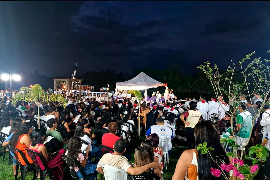 Uma missa emocionante foi celebrada na orla até o amanhecer, reunindo crianças e adultos em vigília.