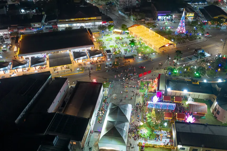A nossa Árvore de Natal gigantesca em frente ao Novo Centro Comercial: Símbolo de esperança!