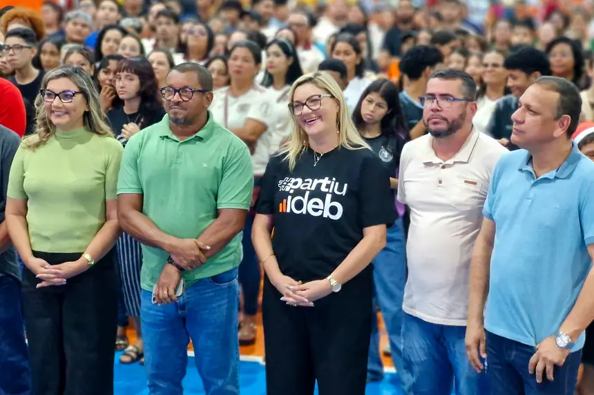Apresentação das escolas maker <div class='credito_fotos'>Foto: Márcio Souza &nbsp;&nbsp;|&nbsp;&nbsp; <a href='/midias/2025/originais/20251223124726-GF00009249-F00108536.webp' download><i class='fa-solid fa-download'></i> Download</a></div>