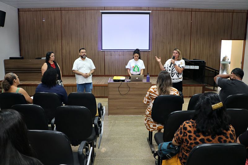 Encontro dos gestores com mobilizadores do Benevides Recicla. <div class='credito_fotos'>Foto: Márcio Souza &nbsp;&nbsp;|&nbsp;&nbsp; <a href='/midias/2025/originais/8064_1a60e0d1-a59a-9365-a72d-72044e7aedb9.jpg' download><i class='fa-solid fa-download'></i> Download</a></div>