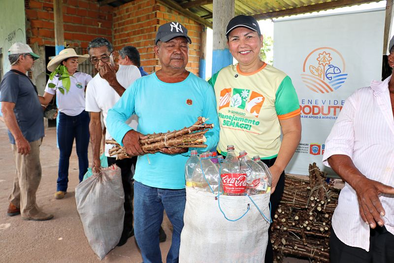 Oficina de Mandiocultura SEMAT <div class='credito_fotos'>Foto: Márcio Souza &nbsp;&nbsp;|&nbsp;&nbsp; <a href='/midias/2025/originais/8096_dd33d4ed-f0af-9b1e-413b-4a562271cdee.jpg' download><i class='fa-solid fa-download'></i> Download</a></div>