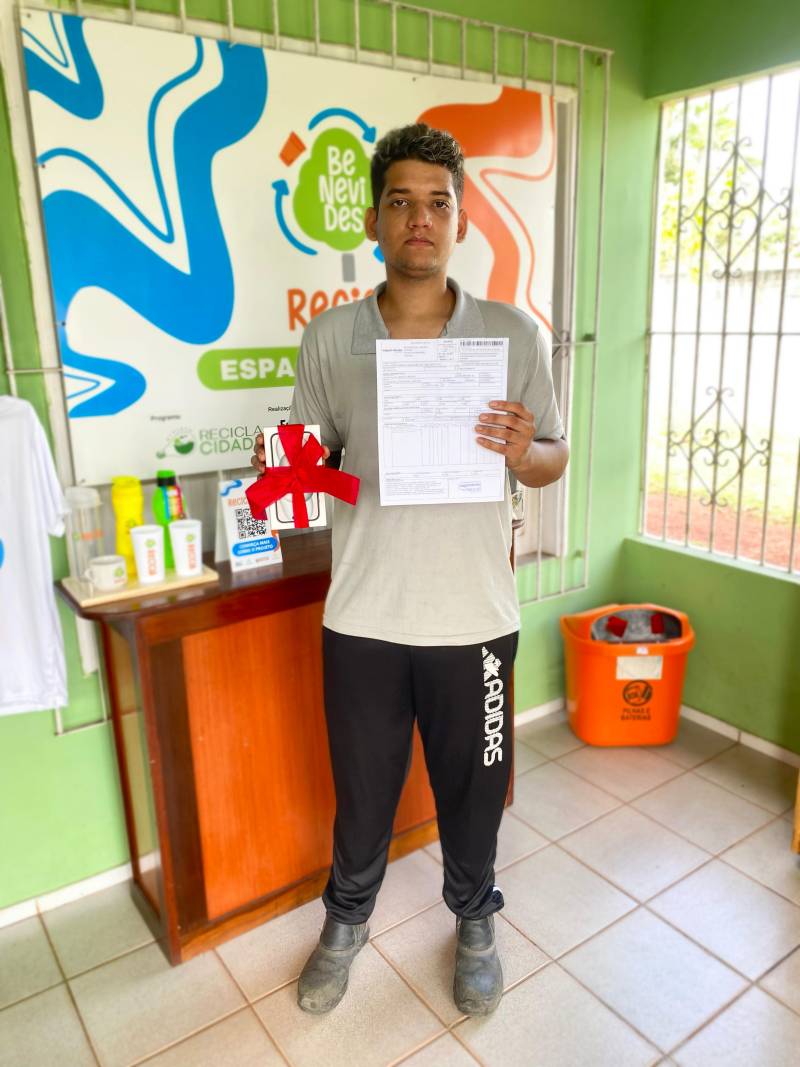 Rômulo Pereira, vencedor do iPhone 15 do sorteio “Seu Reciclável Vale Prêmios” 