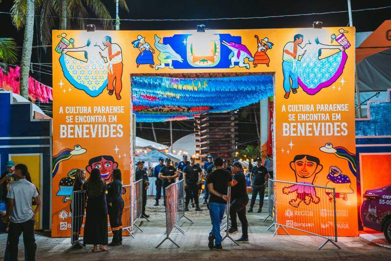 Sassaricando 2025 estreia com sucesso e lota arena cultural