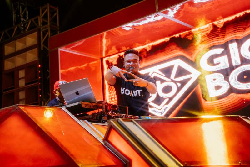 Sassaricando 2025 segue arrastando multidões na segunda noite do maior São João do Pará