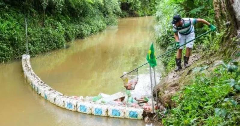 O lixo recolhido em outros rios pelo projeto de Saldanha inclui de garrafas plásticas a eletrodomésticos, evidenciando a dimensão da poluição urbana.