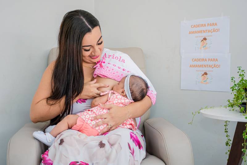 A pequena Ariela Celine, de apenas dois meses, ao lado da mãe Avanny, representa a força do amor e do cuidado que o aleitamento materno proporciona desde os primeiros dias de vida.