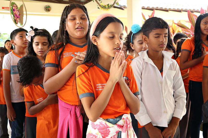 Crianças da Escola Ronaldo Rossi em Benevides reunidas em oração