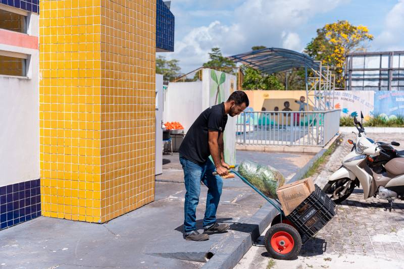 Uma força tarefa é feita para garantir que os alimentos da agricultura familiar cheguem à SEMED para a distribuição nas escolas.