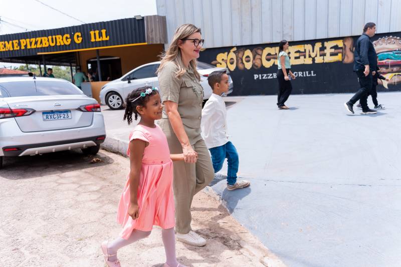 Prefeitos em Dose Dupla: O menino Enzo Pietro Souza, de 7 anos, também foi eleito "prefeito por um dia", 