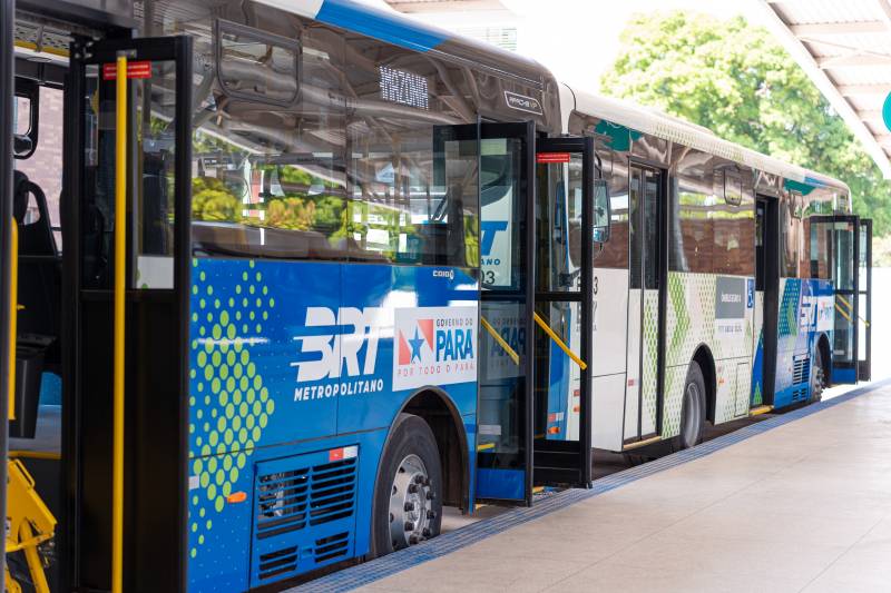 O BRT Metropolitano utiliza faixas exclusivas e prioridade nos semáforos, garantindo a Benevides mais rapidez e pontualidade no deslocamento.