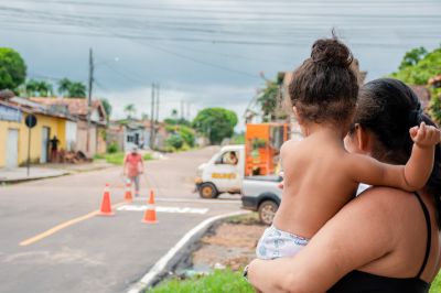 notícia: Prefeitura de Benevides conclui asfaltamento e inicia sinalização de ruas no Bairro das Flores