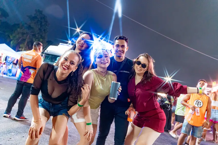 Nada supera a alegria de reunir o grupo de amigos para celebrar a vida e a cultura no maior Carnaval da história de Benevides. Grupos reunidos para criar memórias inesquecíveis.