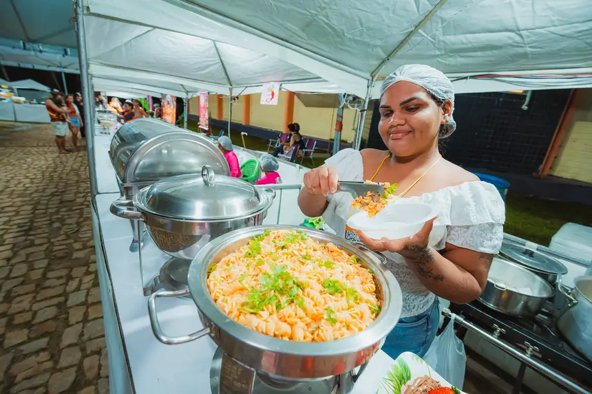 O Carnaval de Benevides gera renda e fortalece o empreendedorismo local. De doces artesanais à culinária regional, nossa gente celebra o sucesso de vendas na Praça de Alimentação!
