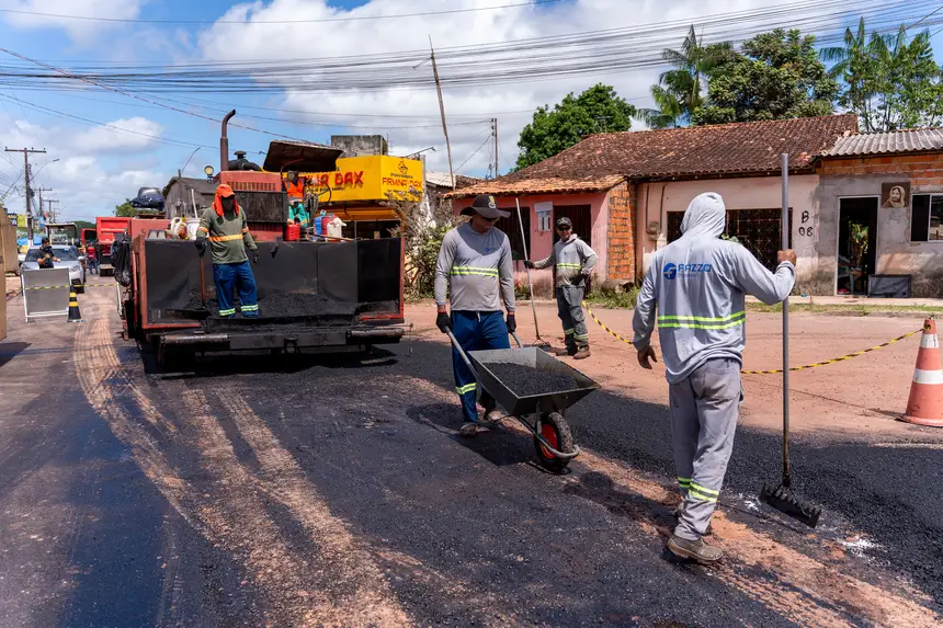 A Rua Firmina Dax recebe pavimentação novinha em folha. Uma transformação real que garante mais mobilidade, segurança e infraestrutura para Benevides.